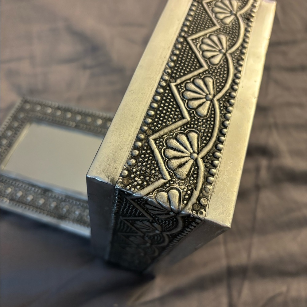 Pressed Embossed Tin or Aluminum metal jewelry box - Picture 7 of 9